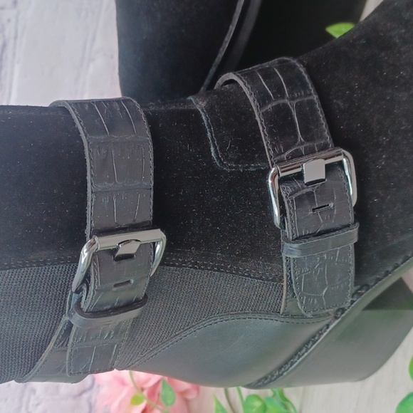 Donald J. Pliner Dahlin Suede Bootie NWOB - Picture 3 of 9